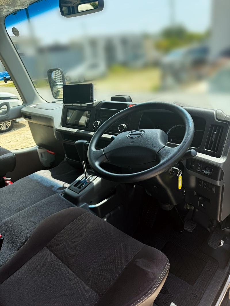 マイクロバス28~29人乗り運転席